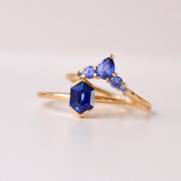 Ring stack with blue sapphire in 18k yellow gold