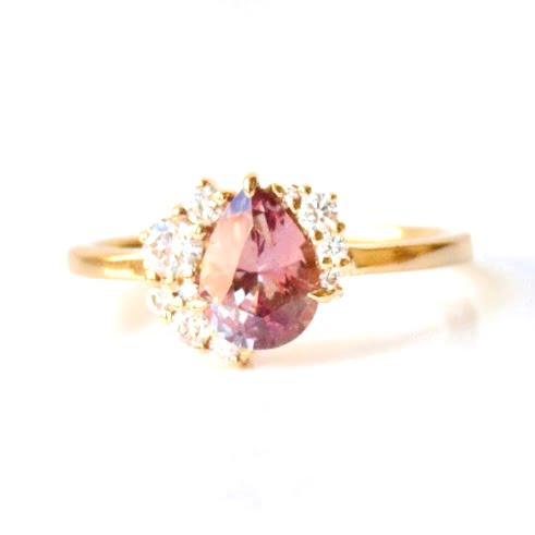 Ring with champagne sapphire and diamonds set in 18k yellow gold