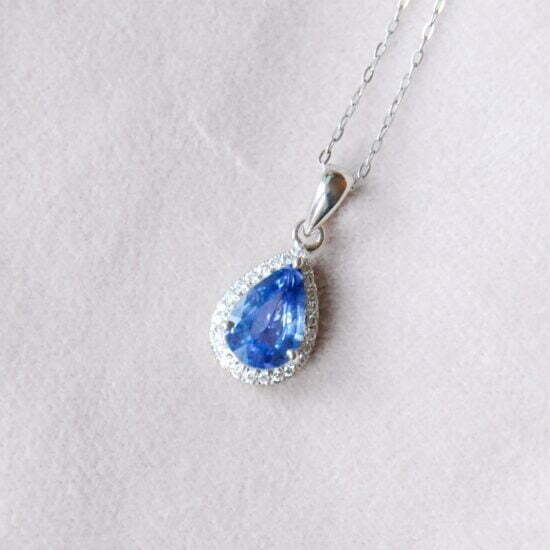 Classic and timeless blue sapphire necklace