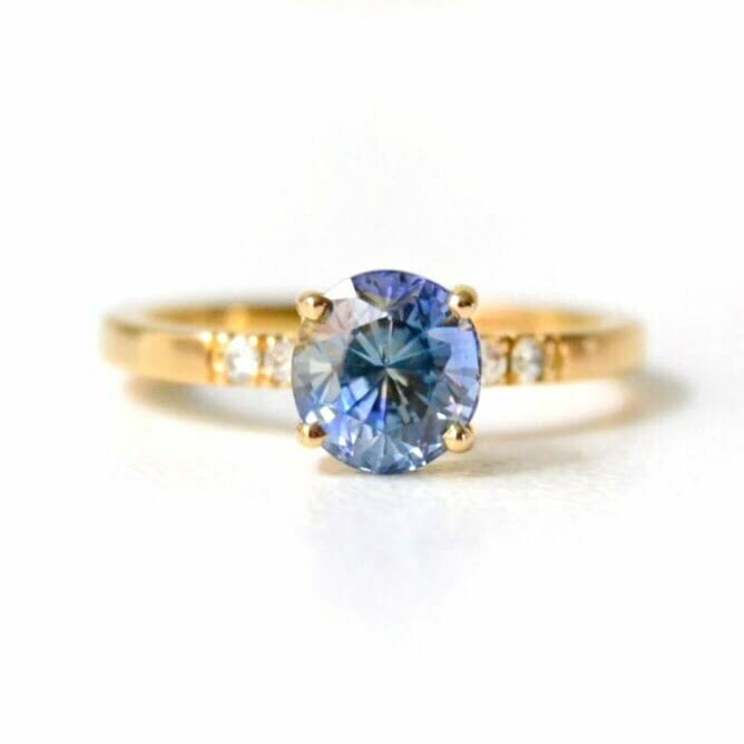 Solitaire ring with bi-color sapphire and diamonds