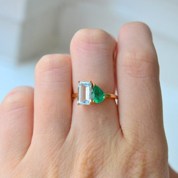 Birthstone toi et moi ring with aquamarine and emerald