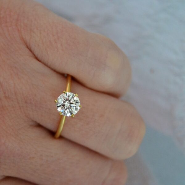 Brilliant cut engagement ring 6 prongs