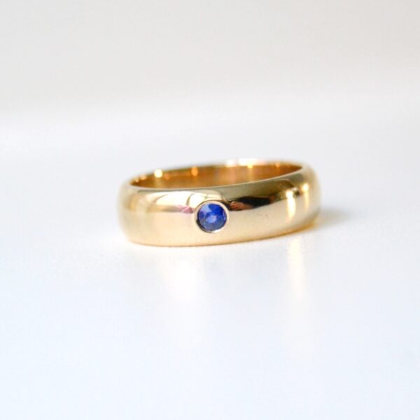 Band with blue sapphire
