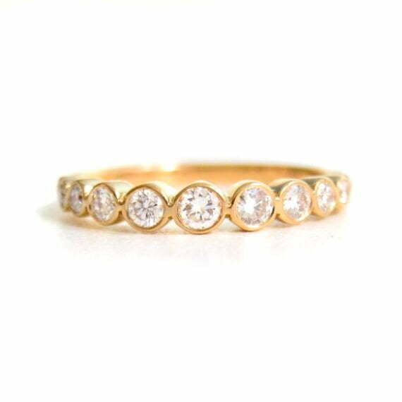 Diamond wedding ring In 18k yellow gold