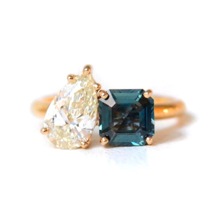 Diamond toi et moi ring with sapphire set in 18k yellow gold