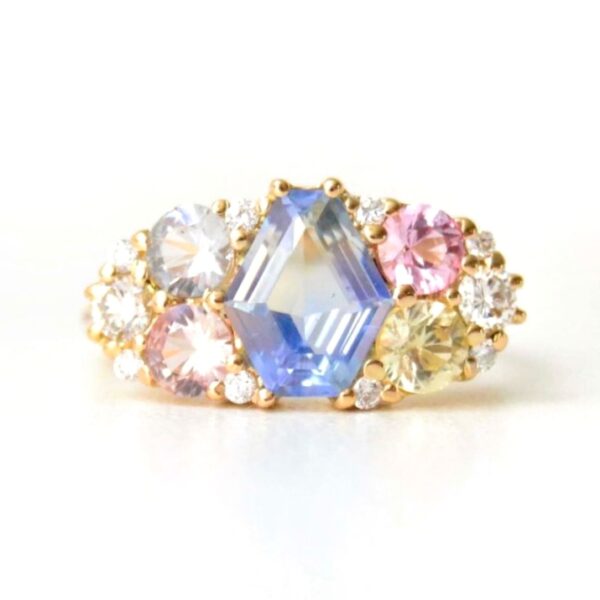Sapphire ring set with diamonds in 18k yellow gold