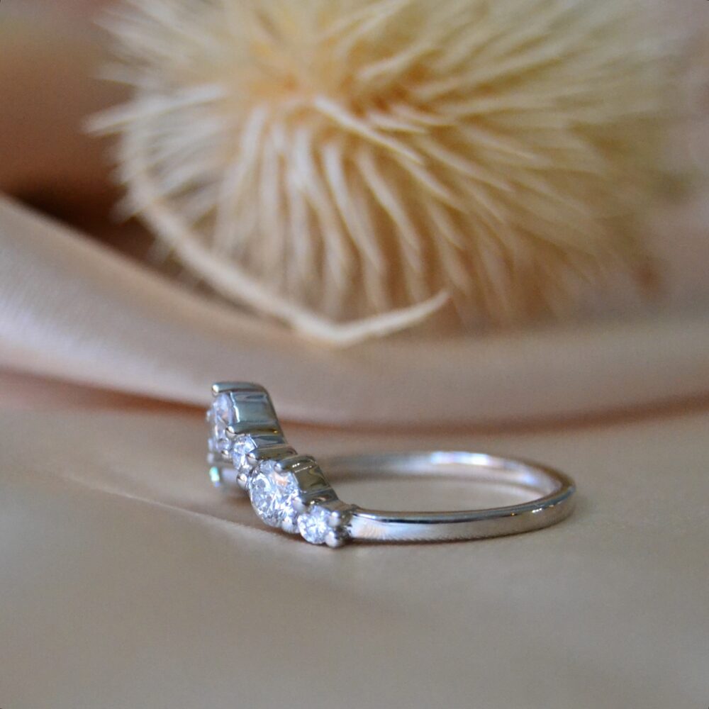Fitted wedding ring with diamonds