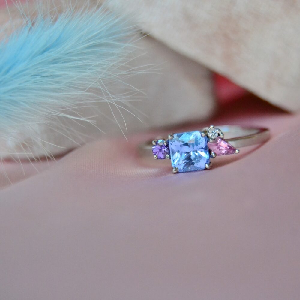 Multicolor threestone ring with sapphires