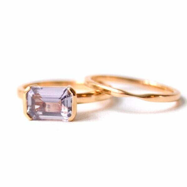 Grey sapphire ring In 18k yellow gold