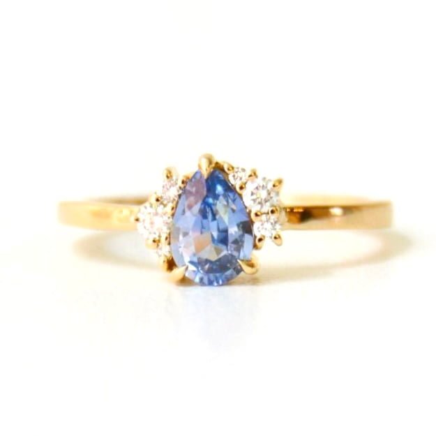 Blue sapphire ring with diamonds Set in 18k yellow gold