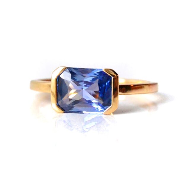 Blue sapphire east west ring made of 18K yellow gold