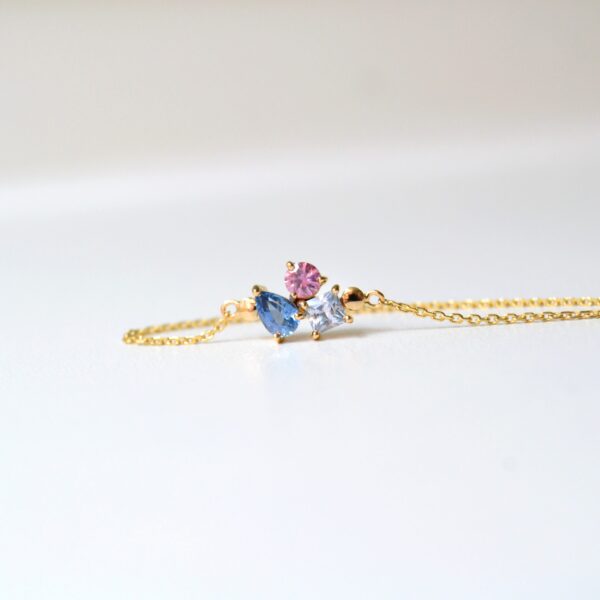 Bracelet with a cluster of sapphires set in 18K yellow gold.