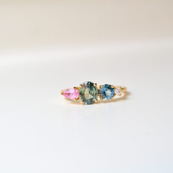 Green sapphire ring with diamond, pink and teal sapphire set in 18K yellow gold.