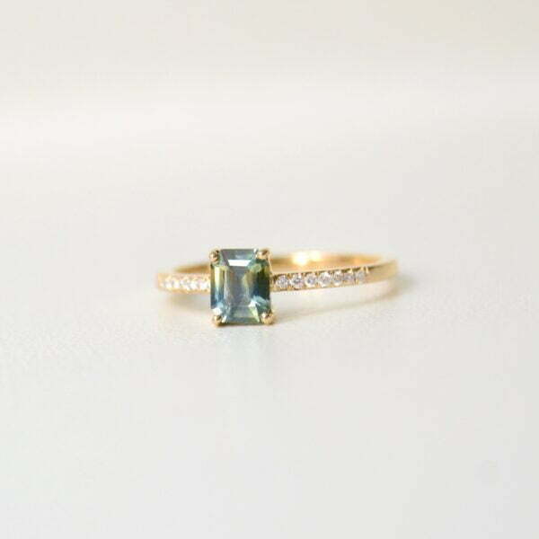 Sapphire ring with diamonds set in 18K yellow gold