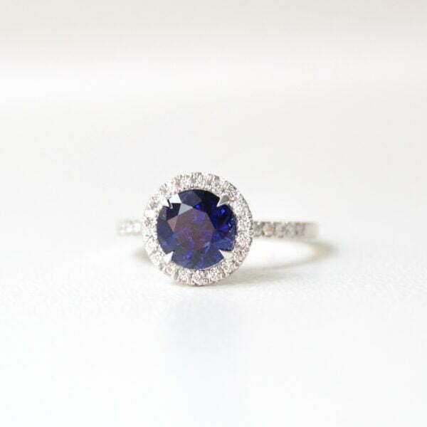 Blue sapphire ring in 18K white gold with diamonds