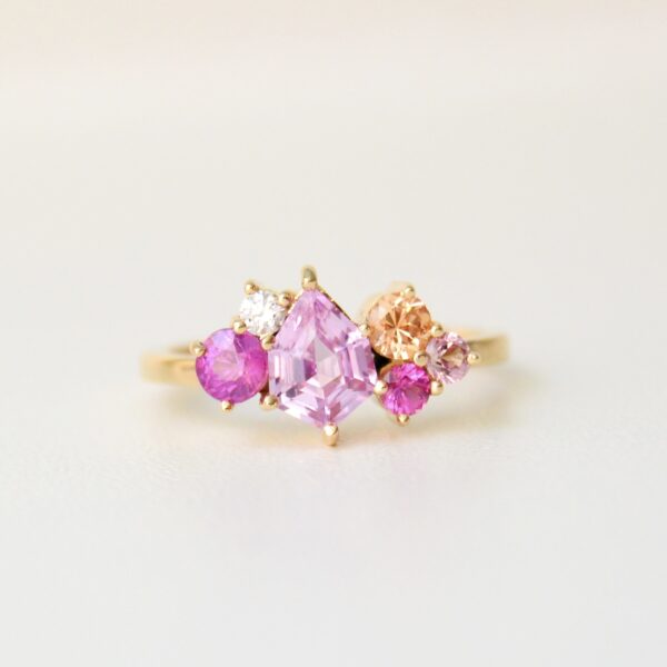 Ring with pink sapphire and diamond set in 18K yellow gold