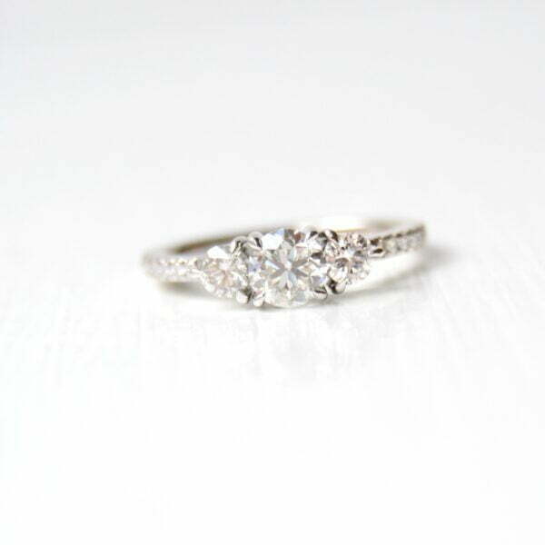 Three stone diamond engagement ring made of 18K white gold.