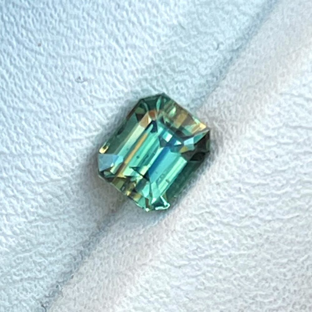 Green bi-color sapphire