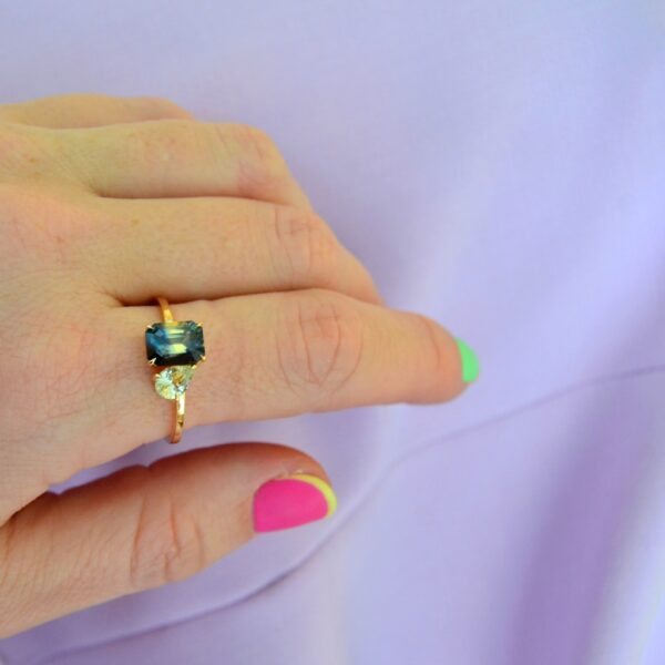 Bi-color sapphire ring in a toi et moi style