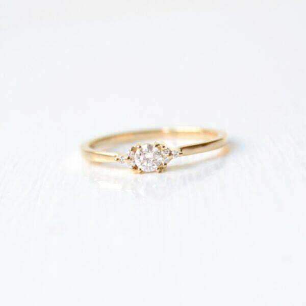 minimalistic diamond ring with VS1 diamonds set in 18K yellow gold