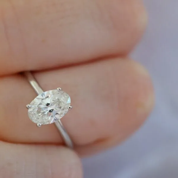Oval engagement ring