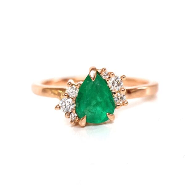emerald ring with diamonds made of 18K rose gold