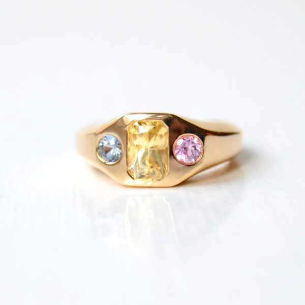 signet ring with sapphires set in 18K yellow gold.