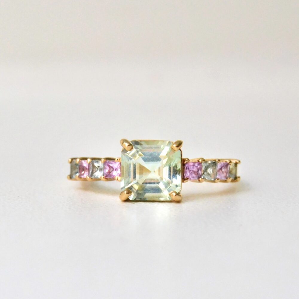 Green tourmaline ring with sapphires set in 18K yellow gold
