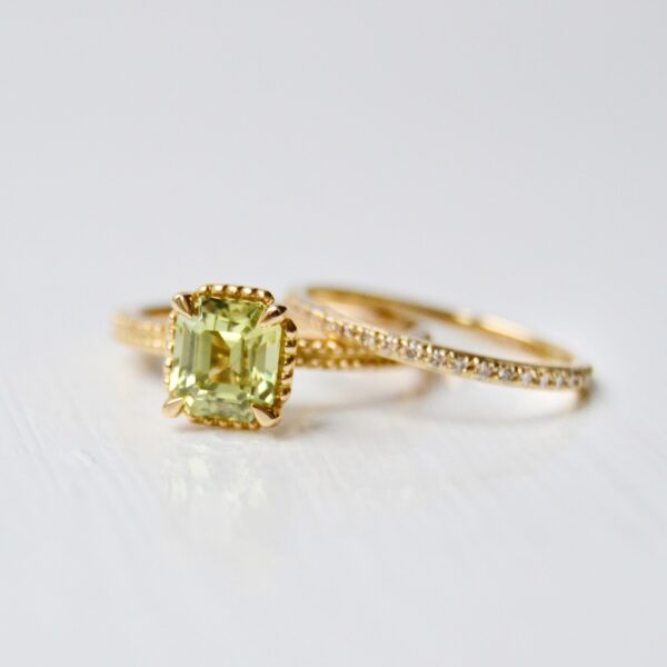 chrysoberyl ring with miligrain details of 18K yellow gold.